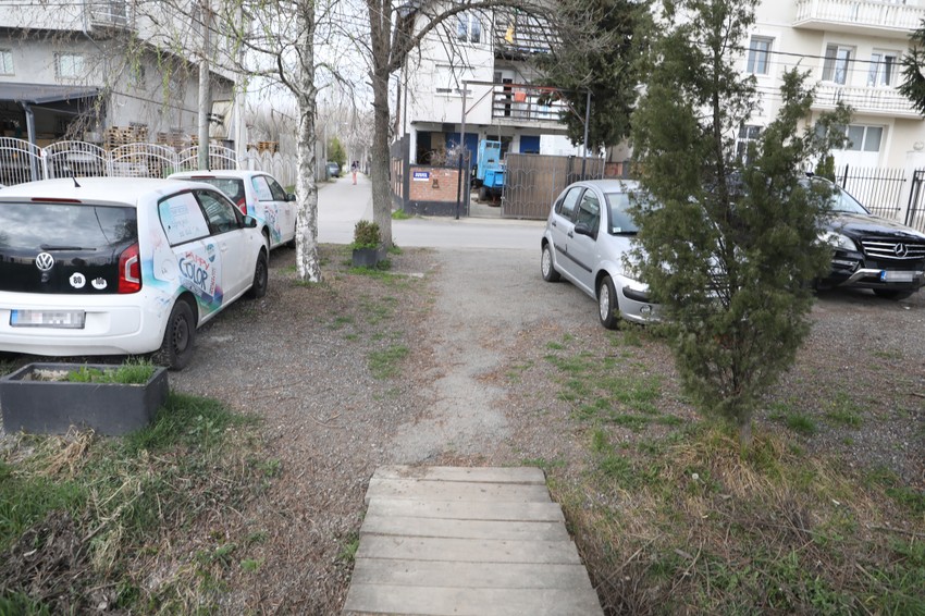 Mostić koji vodi do kuće u koju je ušao Mane