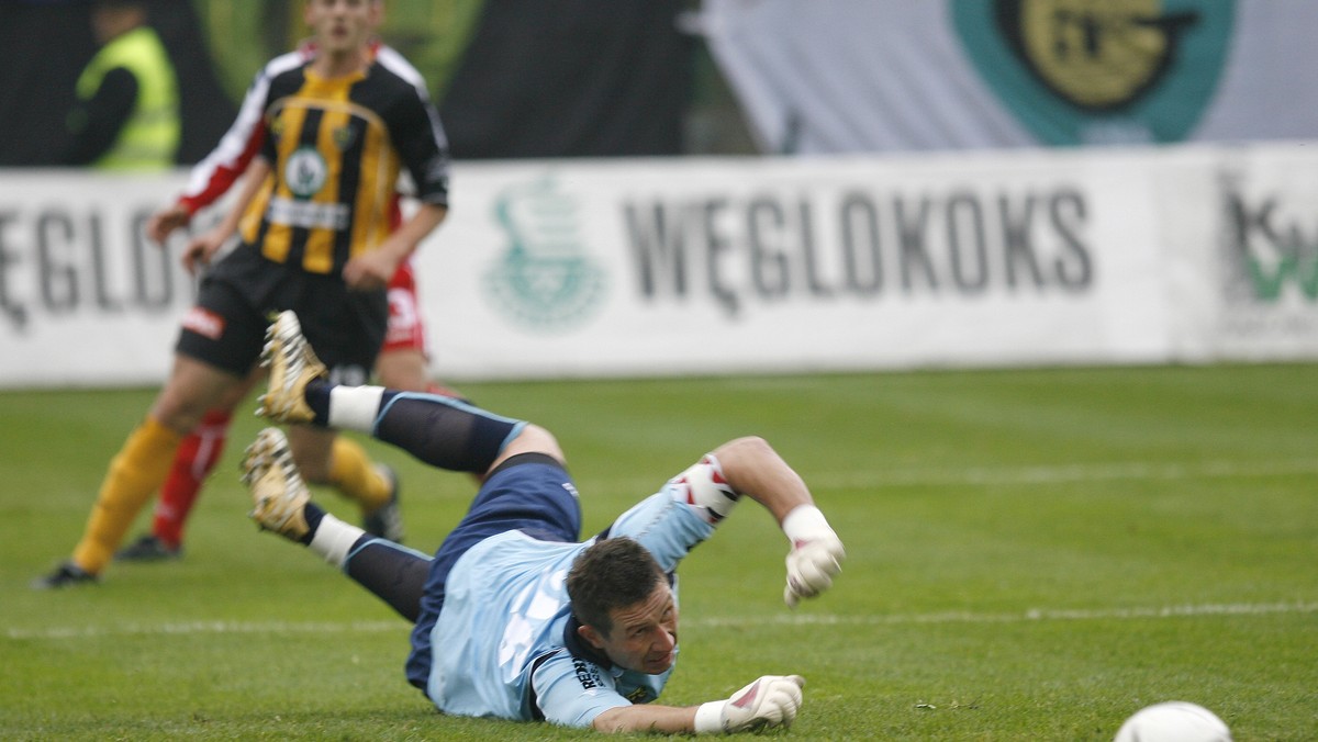 GKS Katowice grający w dużej mierze zawodnikami rezerwowymi, juniorami oraz piłkarzami testowanymi, uległ beniaminkowi II ligi Górnikowi Polkowice 0:2.