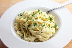 Pyszny obiad na poniedziałek. Podajemy przepis, Ty gotujesz. Fettuccine Alfredo, ulubiony makaron gwiazd