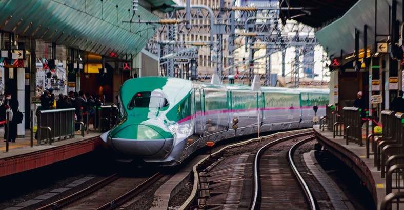 Pociąg Shinkansen opuszcza dworzec w Tokio. Szybka kolej jest dziś jednym z symboli gospodarczego sukcesu Japonii.