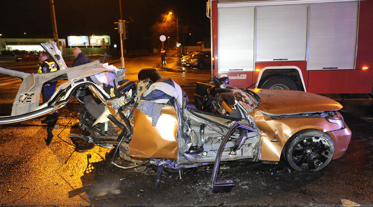 Ebben a BMW-ben várakozott
Ricsi és Bálint. A tűzoltók emelték 
ki a testüket a roncsból/Fotó:MTI-Mihádák Zoltán