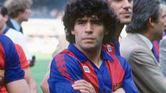 Diego Armando Maradona podczas prezentacji F.C. Barcelona, ​​na sezon 1982-1983, która odbyła się na Camp Nou 28 lipca 1982 r.