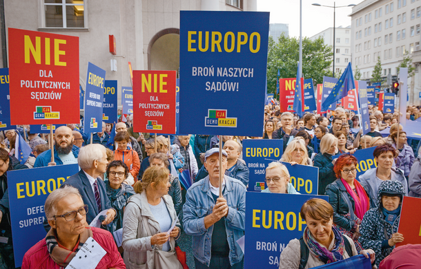 Spór o rządy prawa na ulicach polskich miast wspierały tłumy (fot. Jaap Arriens/NurPhoto)