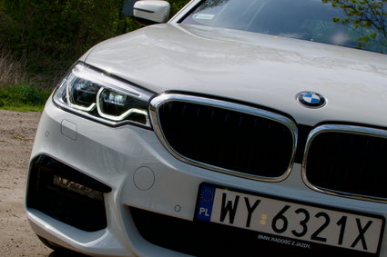 BMW 525d Touring. Limuzyna z wielkim bagażnikiem i asystentem kierowcy