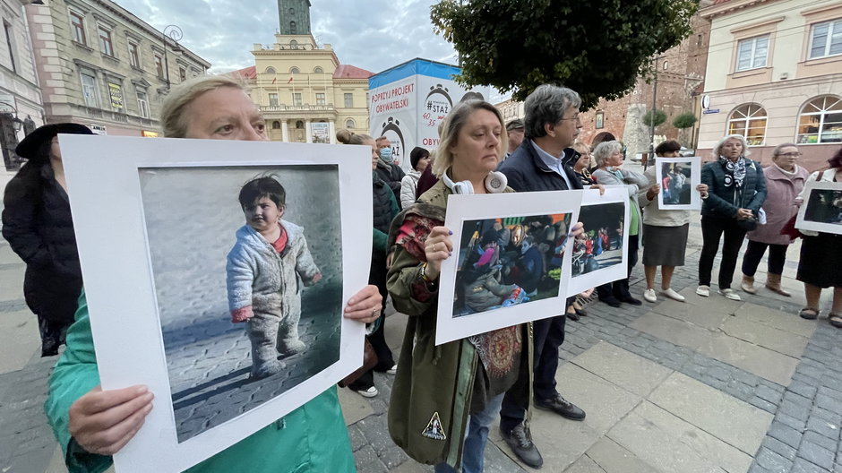 Uczestnicy protestu mieli ze sobą zdjęcia dzieci z Michałowa