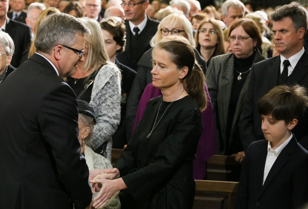 Bronisław Komorowski przekazuje kondolencje Monice Jaruzelskiej, córce generała PAP/Paweł Supernak