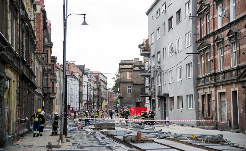 Bytom. Służby podczas akcji na miejscu wybuchu