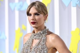 Taylor Swift straciła prawa do swoich utworów, więc nagrała je ponownie. Tak zbudowała fortunę