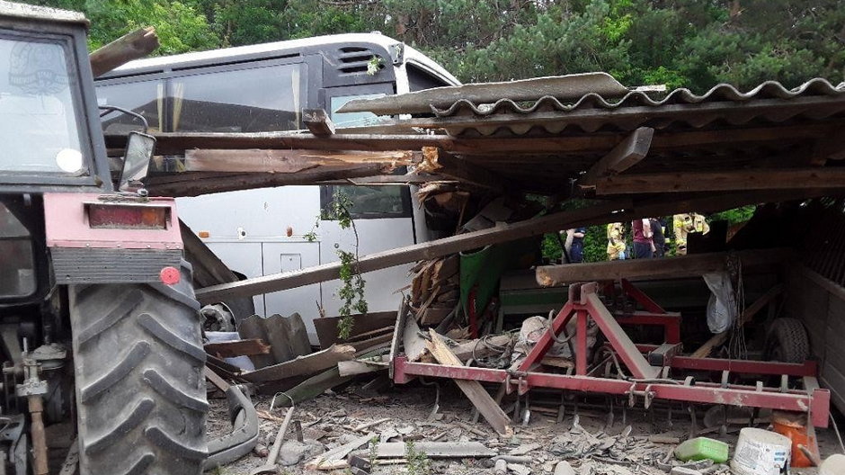 W miejscowości Parzniewice w powiecie piotrkowskim doszło do wypadku autokaru, który uderzył w budynek gospodarczy.