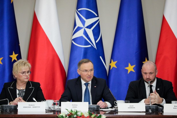 Andrzej Duda (C), szefowa Kancelarii Prezydenta RP Grażyna Ignaczak-Bandych (L) i szef Biura Bezpieczeństwa Narodowego Jacek Siewiera (P) na posiedzeniu Rady Bezpieczeństwa Narodowego