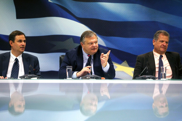 Z lewej nowy minister finansów Grecji Filippos Sachinidis, z prawej były minister finansów Grecji Evangelos Venizelos