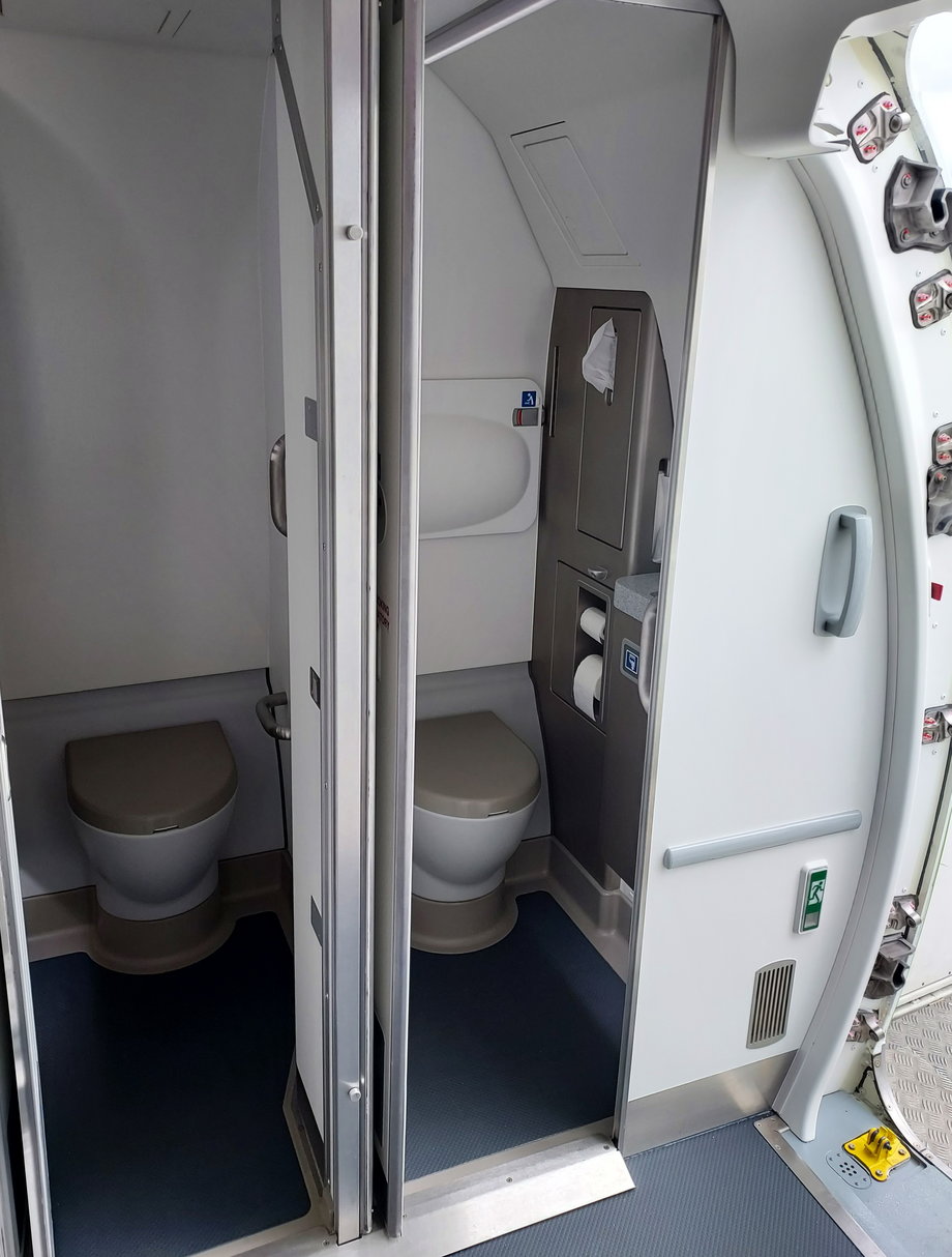Jedna toaleta znajduje się w przedniej części samolotu, dwie kolejne - z tyłu. 