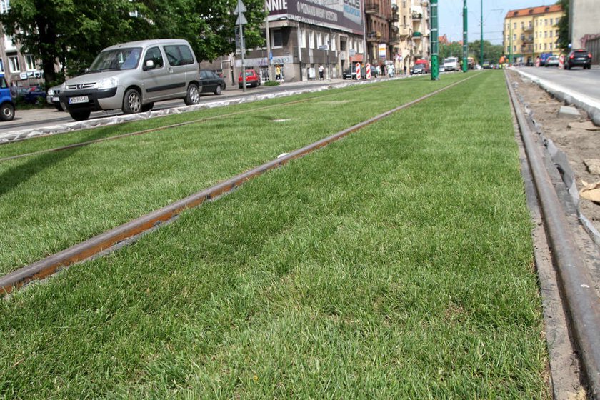 ULICA GRUNWALDZKA ZIELONE TOROWISKO TRAMWAJOWE