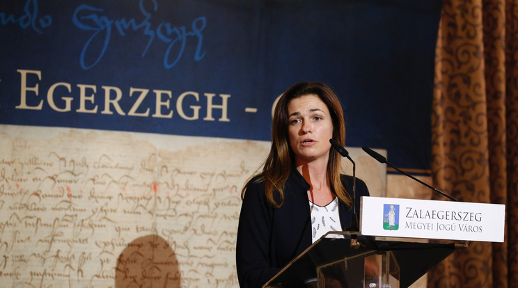 Varga Judit igazságügyi miniszter beszédet mond a Zalaegerszegért díjak átadása alkalmából rendezett ünnepségen a zalaegerszegi városi díszteremben 2021. december 17-én / Fotó: MTI/Varga György