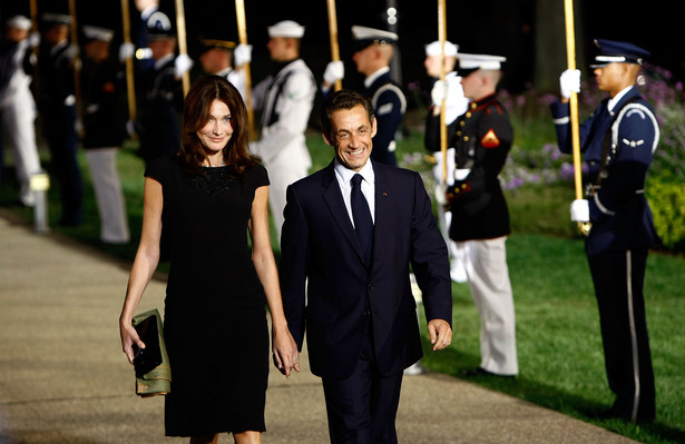 Prezydent Francji Nicolas Sarkozy z małżonką Carlą Bruni w drodze na powitalny obiad na szczycie G20