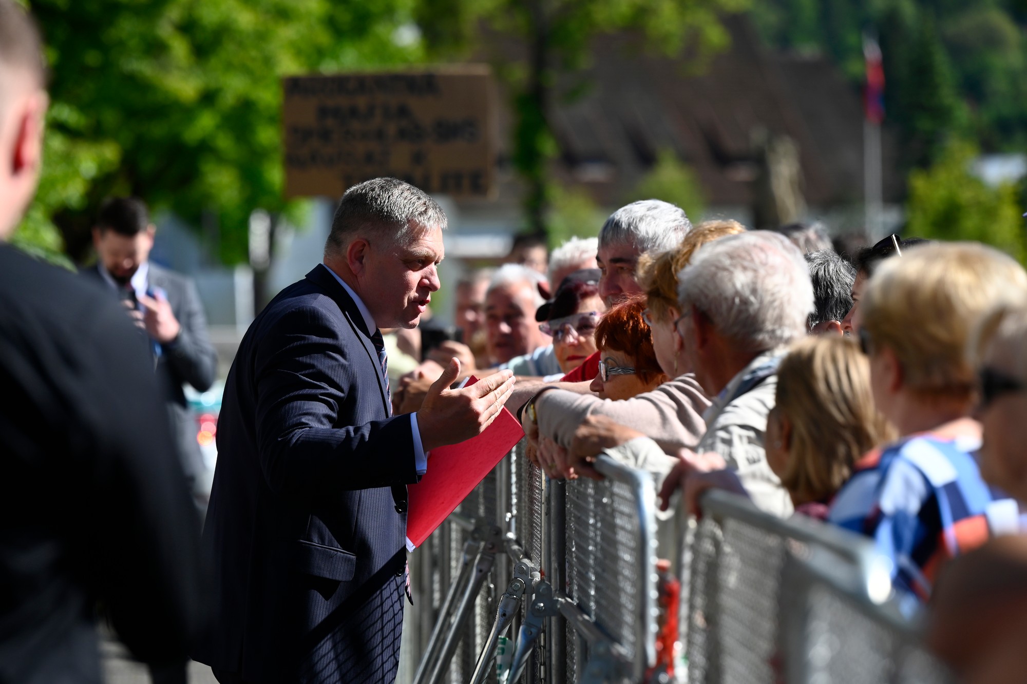 Predseda vlády SR Robert Fico (Smer-SD) prichádza na výjazdové rokovanie vlády do kultúrneho domu v Handlovej.