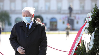 Miesięcznica katastrofy smoleńskiej. Jarosław Kaczyński złożył kwiaty pod pomnikiem ofiar