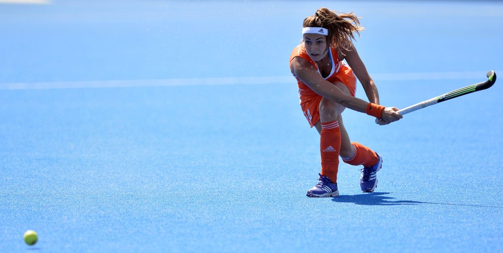 Piękne dziewczyny grają w hokeja... na trawie