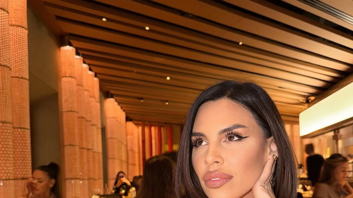 Srpska pevačica (42) ima tri braka iza sebe, a na 4. venčanju je nosila crnu venčanicu: Sada u Rimu ovako slavi sa mužem, u sobi je sačekalo iznenađenje