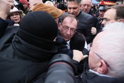 Przepychanki przed Sejmem. Wąsik i Kamiński chcą wejść do sali plenarnej