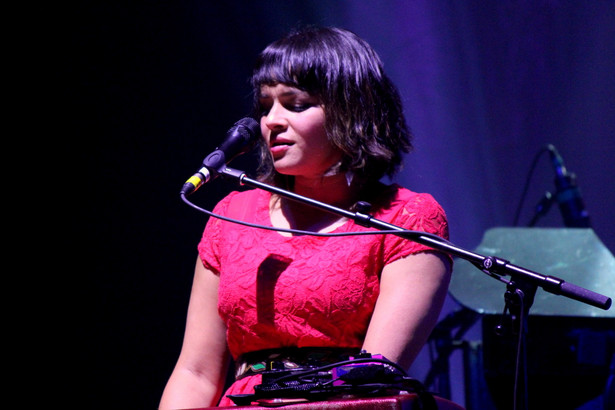 Norah Jones zagrała w Detroit "Black Hole Sun" w hołdzie Chrisowi Cornellowi. Zobacz WIDEO