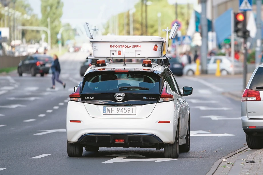 Jeden samochód do e-kontroli opłat parkingowych zastępuje 10 pieszych patroli