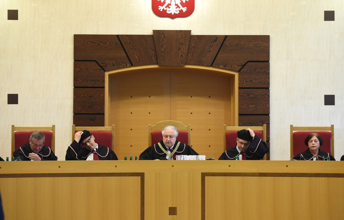 Sędziowie TK podczas odczytania wyroku ws. maturzystów, PAP/Radek Pietruszka