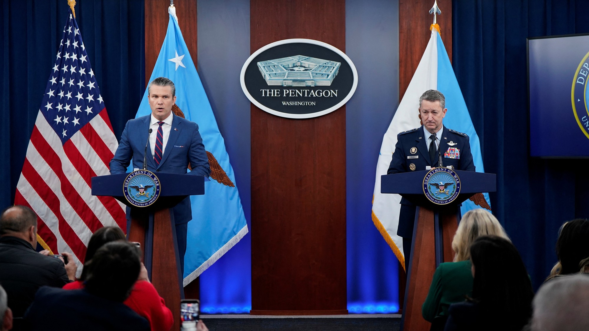 Americký minister obrany Pete Hegseth na tlačovej konferencii v Pentagóne s predsedom Zboru náčelníkov štábov ozbrojených síl USA Danom Cainom.