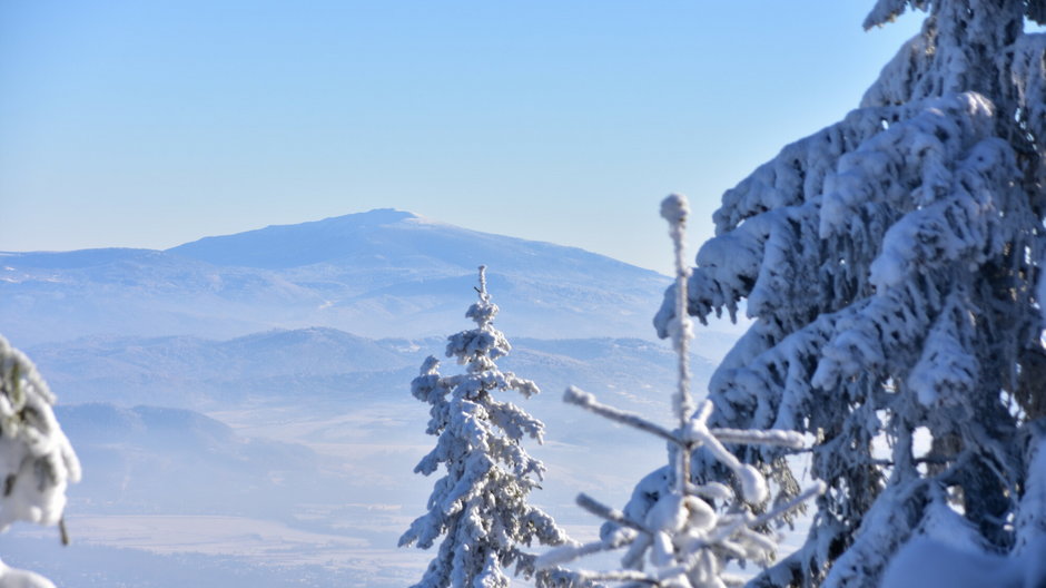 Babia Gora widziana ze szlaku na Skrzyczne, Warunki zimowe w Szczyrku na gorze Skrzyczne w Beskidach. 8 grudnia 2021 r.