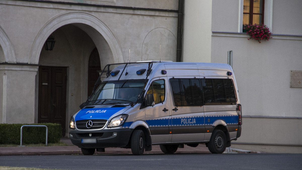 W wyniku nocnej bójki w Dzierżoniowie (woj. dolnośląskie) zmarł mężczyzna. Policja i prokuratura sprawdzają, jak doszło do tragedii - podaje serwis TVN24.