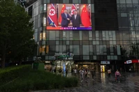 Kim Dzong Un rozgrywa wielkie mocarstwa. Nawet chi