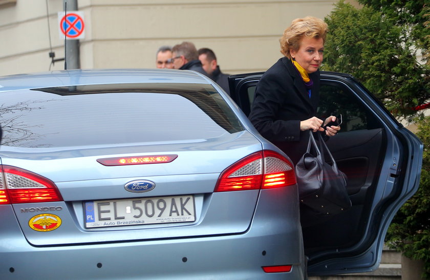 Hanna Zdanowska wysiada ze służbowego samochodu