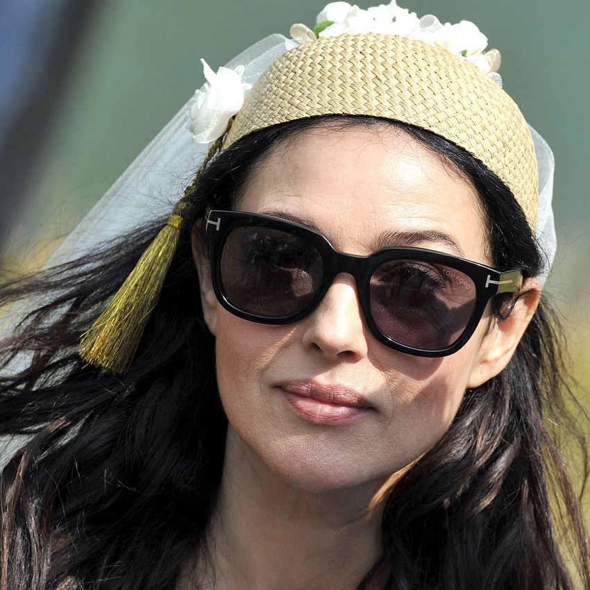 Stanovnici sela okupili su se da izbliza vide Moniku - jedna baka je rekla da bi volela da joj glumica bude snaja