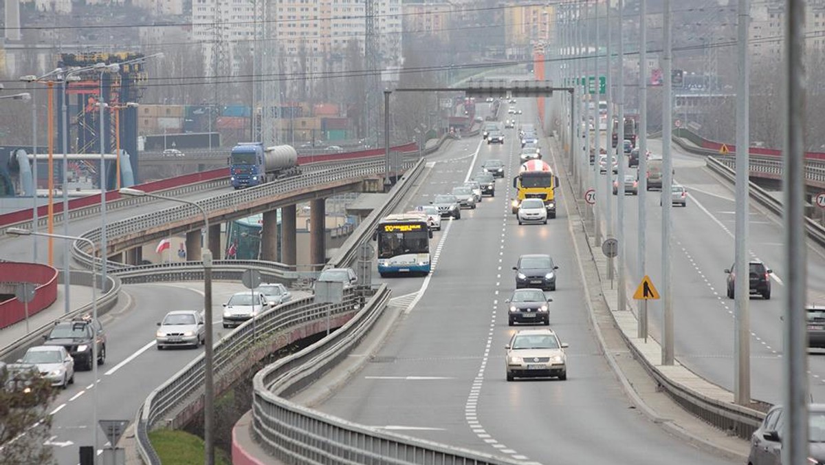 Urzędnicy wprowadzają kolejne zmiany drogowe w Gdyni, które przynajmniej w teorii mają ograniczyć wielkie korki w mieście. Kierowcom szczególnie mocno we znaki daje się remont dylatacji na Estakadzie Kwiatkowskiego. Tak wielkie utrudnienia w ruchu przywołały temat budowy połączeń kolejowych między centrum miasta, a Obłużem i Oksywiem.