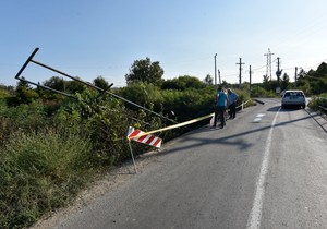 Automobil upao u kanal/Ilustracija