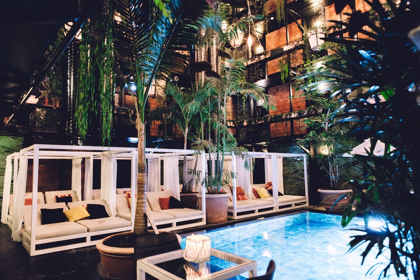 Entourée de plantes tropicales, la piscine est sans conteste la pièce maîtresse de l’hôtel Manon les Suites.