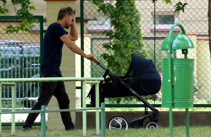 Maciej Zakościelny na pierwszym spacerze z synem