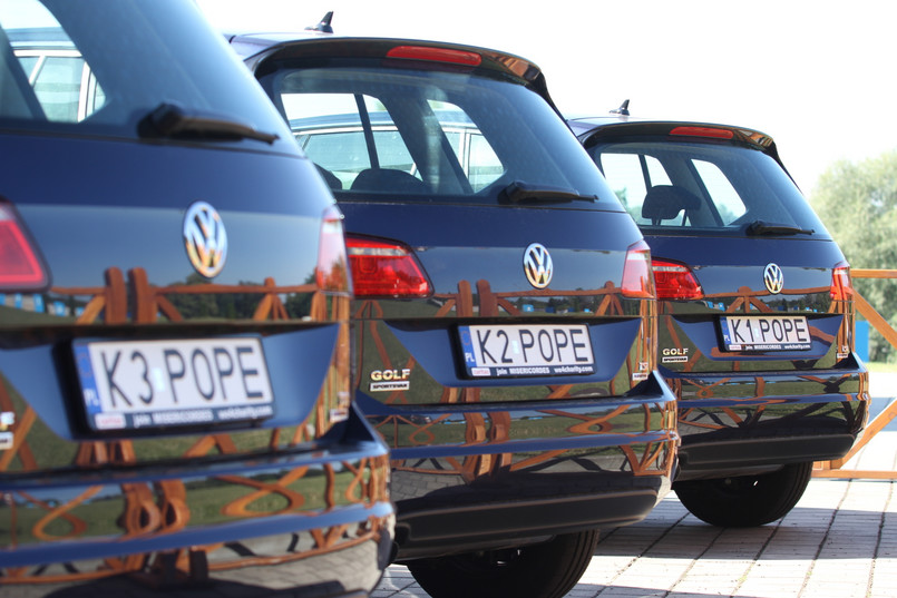 Jest już duże zainteresowanie. Samochody będą prezentowane w czterech różnych miastach razem z odpowiednim oznaczeniem celu, na jaki zostaną przeznaczone. Będzie można w tych autach siąść, zrobić sobie zdjęcie na miejscu, na którym papież siedział, a wiemy, że jest to tylne prawe miejsce – powiedział ks. Kordula. Jak poinformował, szczegóły akcji są obecnie uzgadniane z polskim przedstawicielstwem koncernu Volkswagena. Akcja będzie przygotowana także od strony promocyjnej.