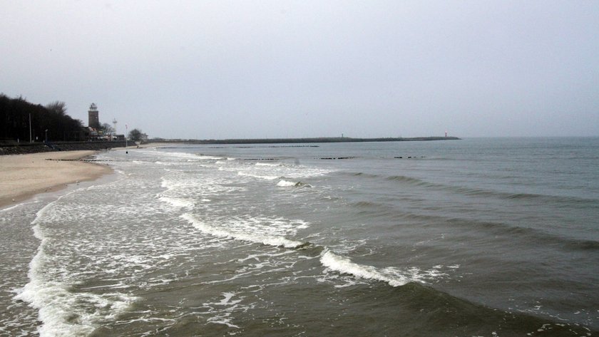 Matka zostawiła wózek z dzieckiem na plaży w Kołobrzegu i poszła na kawę. Zaniepokojeni turyści wezwali policję