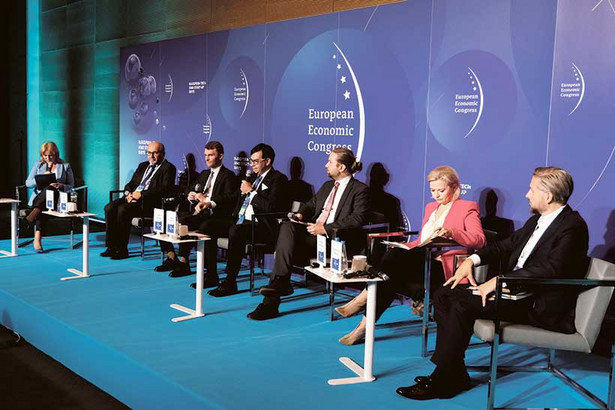 Moderator: Olimpia Wolf, dziennikarka, uczestnicy: Andrzej Gantner, wiceprezes zarządu, dyrektor generalny, Polska Federacja Producentów Żywności Związek Pracodawców, Adam Kopyść, członek zarządu, Polskie Stowarzyszenie Rolnictwa Zrównoważonego „ASAP”, Adam Mokrysz, prezes zarządu, Mokate, Kacper Nosarzewski, członek zarządu, Polskie Towarzystwo Studiów nad Przyszłością, partner, 4CF, Monika Piątkowska, prezydent, Izba Gospodarcza Handlowców, Przetwórców Zbóż i Producentów Pasz, Krzysztof Ślęczka, CG&amp;S Clients Cluster Lead, Accenture, Małgorzata Bojańczyk, dyrektor, Polskie Stowarzyszenie Rolnictwa Zrównoważonego „ASAP”