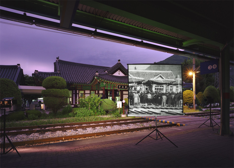 historic present023_240x180(cm)_C-print_2010_Yeongwol Station