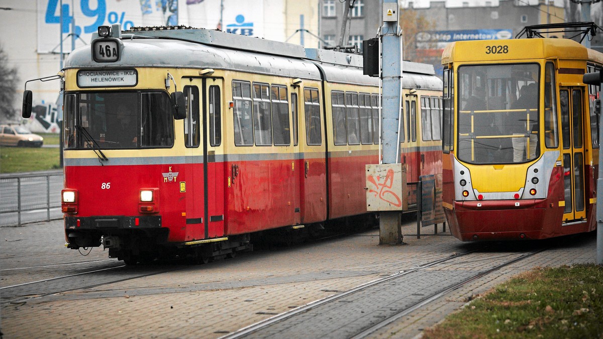 To na pewno nie był miły dzień dla starszej osoby, której do tramwaju nie wpuścił motorniczy argumentując, że "meneli nie wpuszcza". Zachowanie prowadzącego tramwaj zbulwestowało pasażerów. Jeden z nich poskarżył się Zachowaniem motorniczego zbulwersowany jest jeden z pasażerów, który poskarżył się do MPK na zachowanie motorniczego, a spółka ma sprawę wyjaśnić jeszcze w poniedziałek - czytamy na stronie Radia Łódź.