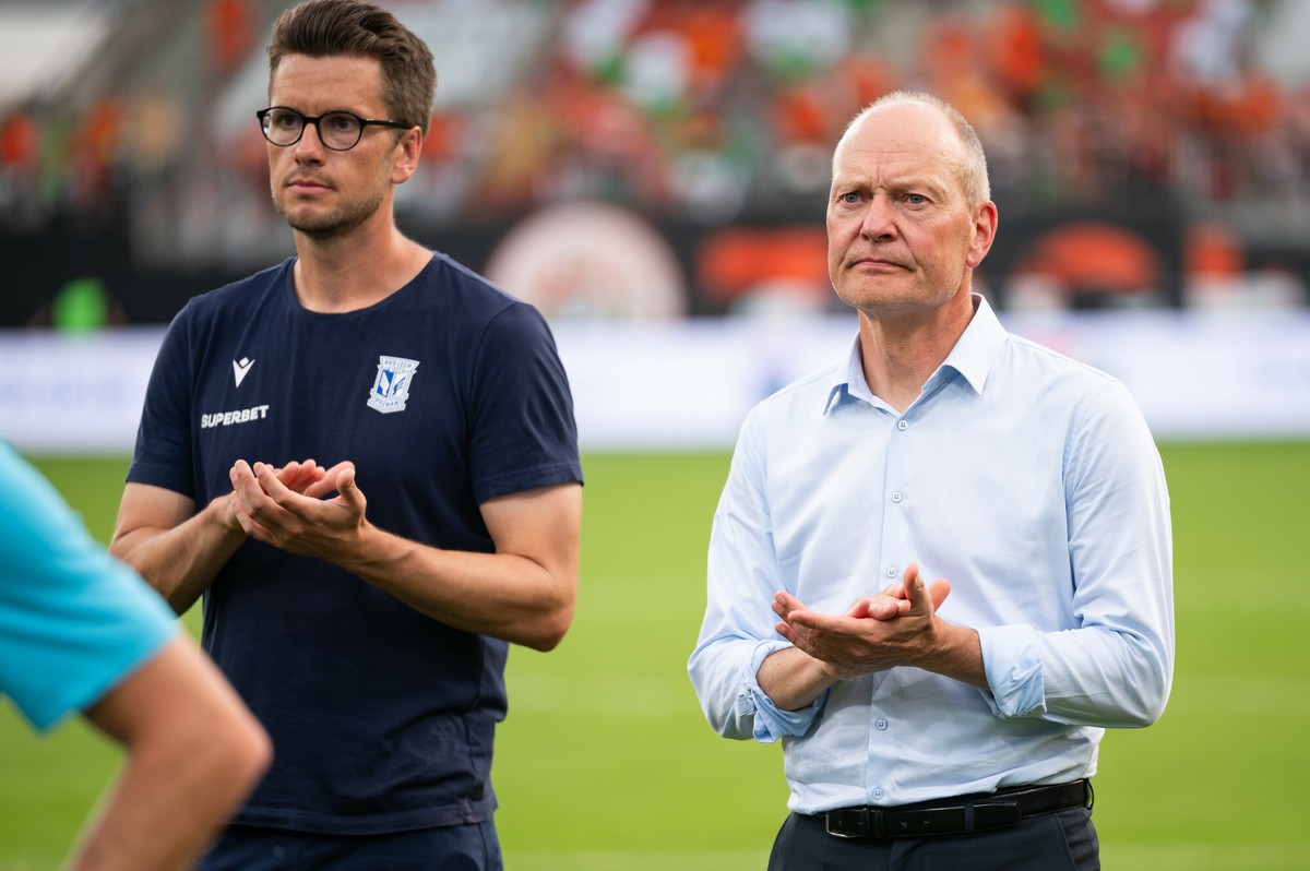 Sindre Tjelmeland pracuje z piłkarzami Lecha Poznań nad taktyką.