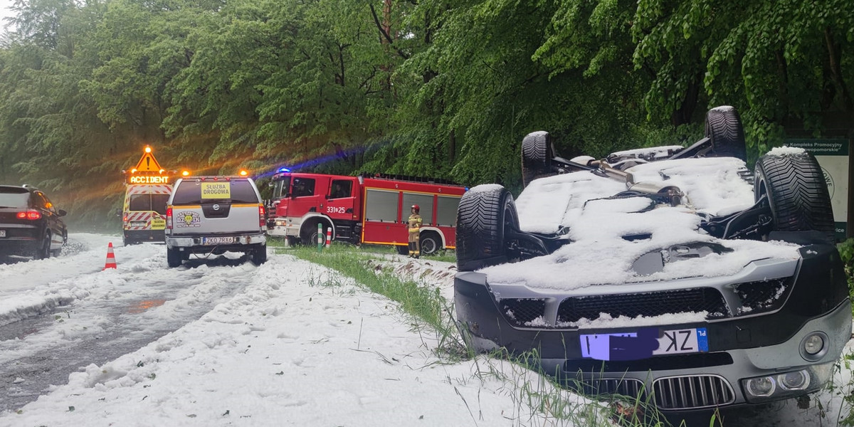 Silne opady gradu w Koszalinie. Samochód wypadł z drogi. 