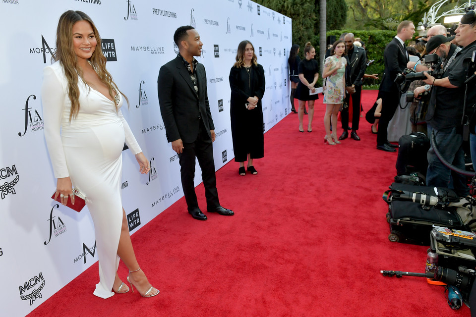 Chrissy Teigen w zaawansowanej ciąży na rozdaniu nagród Daily Front Row