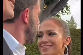 "OBLIZUJE SE JEZIKOM zbog drugog muškarca, a muž je gleda! Morao je čovek da se razvede" , zbog OVOG snimka pukao brak Džej Lo i Afleka, fanovi tvrde, a pevačicu vređaju kao nikad u životu