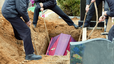 Rodzina przeżyła koszmar na pogrzebie. "Zbezczeszczono ciało mojego ojca"