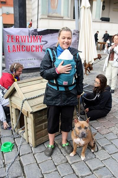 "Zerwijmy łańcuchy" - akcja w Poznaniu z udziałem Katarzyny Bujakiewicz z córeczką