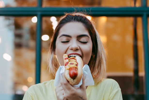 Chcesz sobie skrócić życie? Zjedz hot-doga. Przerażające dane