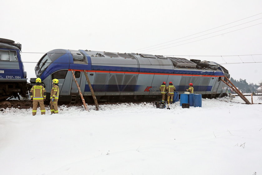 Pod pociąg PKP Intercity relacji Gdynia Gł. – Białystok wjechał samochód ciężarowy - cysterna.